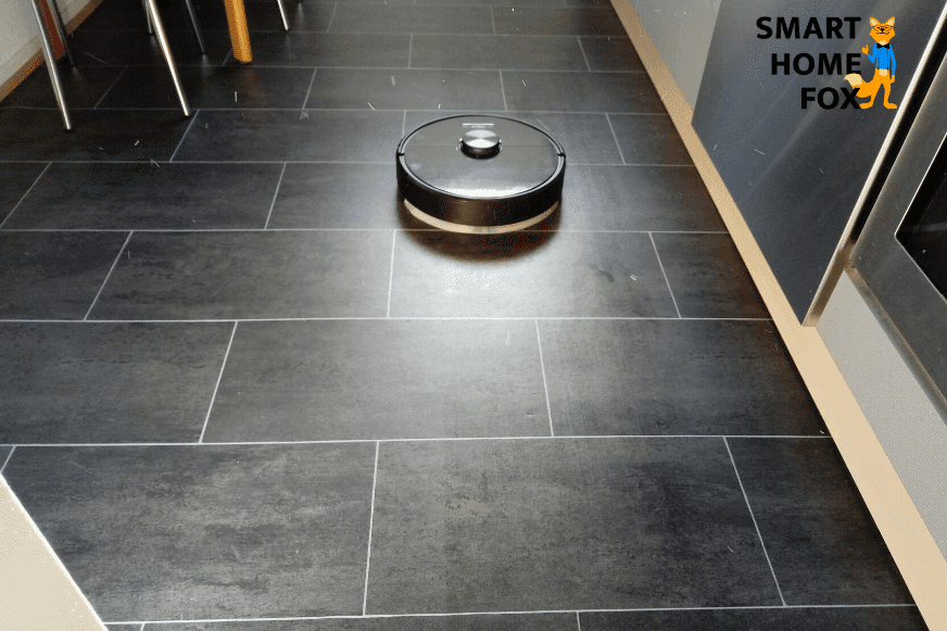 Roborock S6 моет пол на кухне